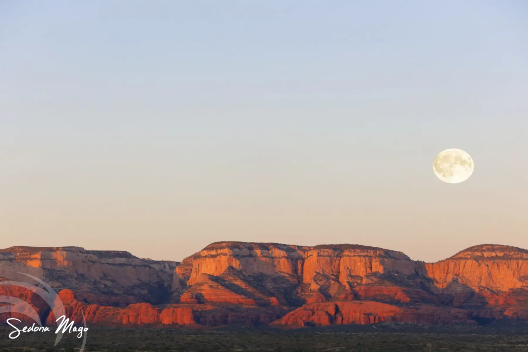 Moon at Sedona Mago