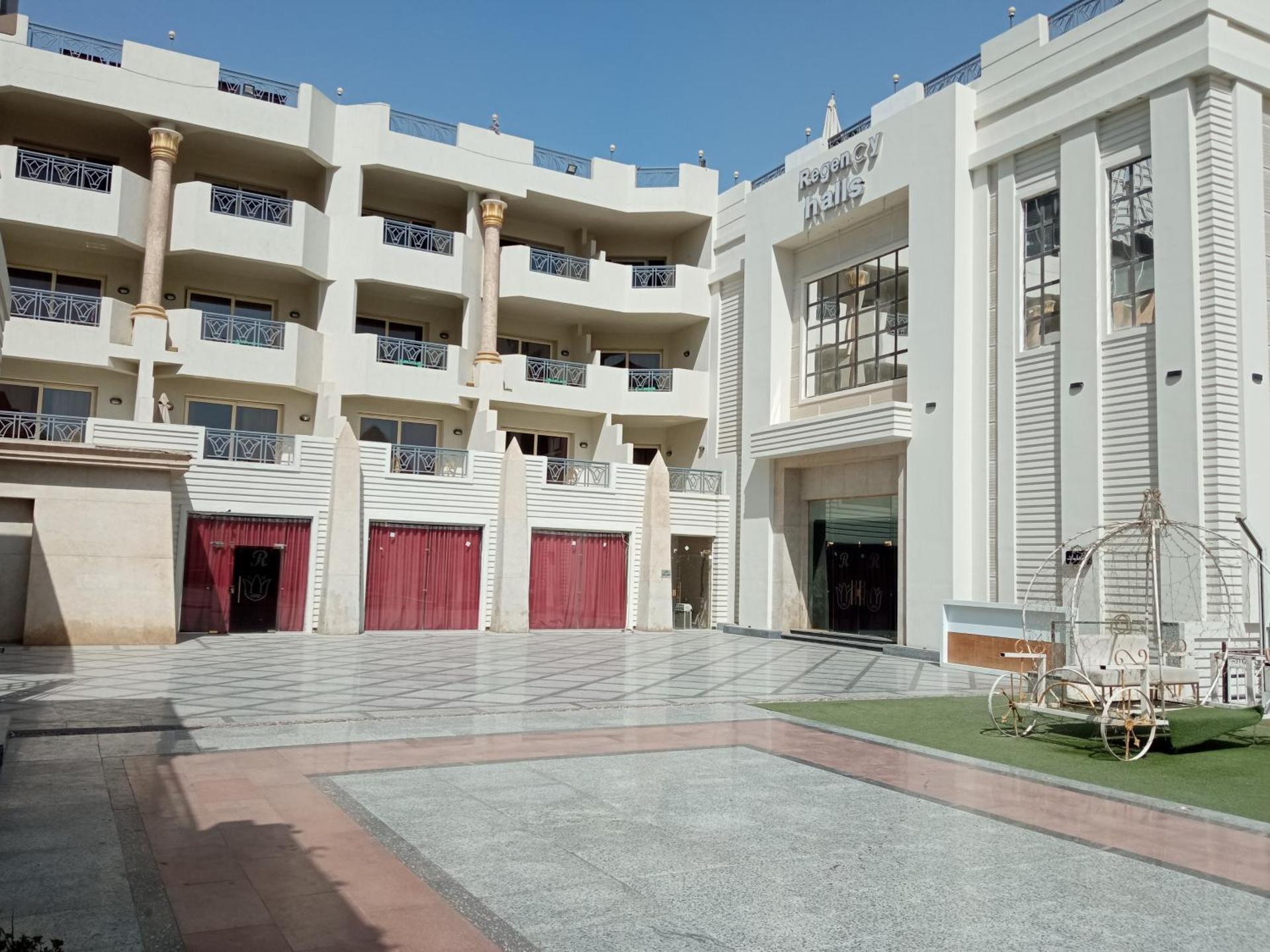 Regency Pyramids Hotel - Outer Courtyard